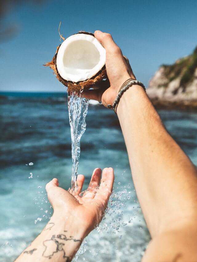 Cconet water हरा नारियल पानी पीने के 10 फायदे