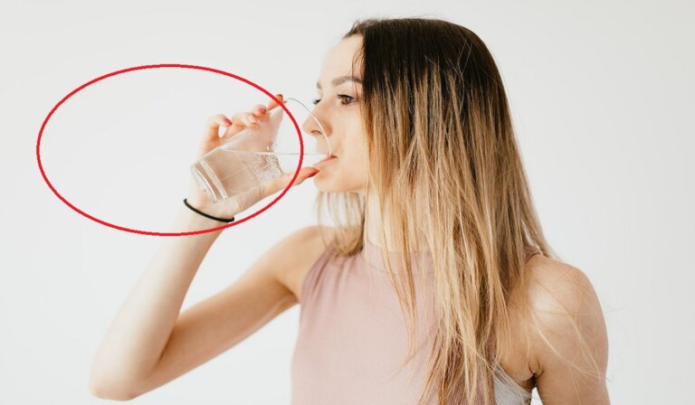 drinking-water-after-food-in-hindi